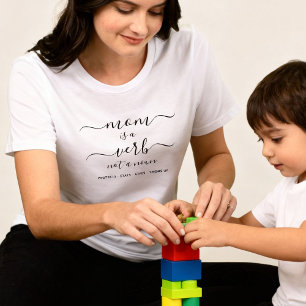 T-shirt En Tri-matière Maman en script noir est un verbe Maman Souvenir