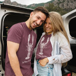 T-shirt En Tri-matière Message personnalisé graphique de homard blanc<br><div class="desc">Ajoutez votre propre texte personnalisé à ce tee-shirt graphique qui présente une illustration de style réaliste d'un homard en blanc. Votre message s'affiche sous le graphique en écriture de style blanc ou cursif correspondant.</div>