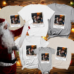 T-shirt En Tri-matière Photo de famille personnalisée Cool Vintage Noël<br><div class="desc">Célébrez la saison des Fêtes avec une touche de nostalgie dans notre chemise Tri-Blend "Personalized Family Picture Cool Vintage Christmas". Idéal pour les amateurs d'ambiance rétro, cette chemise transforme votre photo de famille préférée en un vêtement de vacances intemporel. Que vous soyez à la recherche de tee - shirts de...</div>
