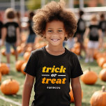 T-shirt En Tri-matière Trick ou traitement Halloween monogramme<br><div class="desc">Habille ton petit en style éffrayant avec cette chemise monogrammée Halloween ! Avec un design rétro branché "Trick or Treat", vous pouvez le personnaliser avec le nom de votre enfant et choisir parmi une variété de styles - t-shirts, sweatshirts et costumes pour bébé - pour tous les âges. Parfait pour...</div>