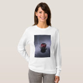 T-shirt Encens brûlant sur la cuvette de pétales (Devant entier)