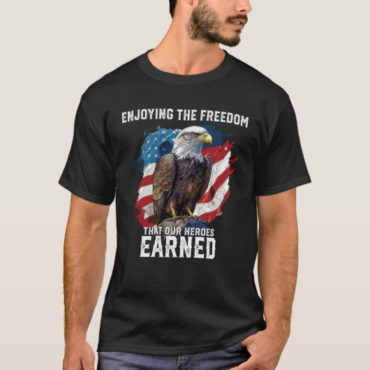 T-shirt Enjoying The Freedom That Our Heroes Earned Fourth (Devant)