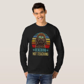 T-shirt Enseignant de chien de caniche à la plage (Devant entier)