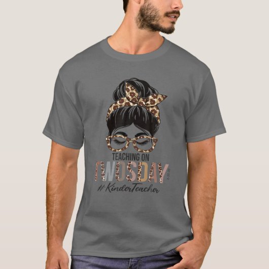 T-shirt Enseignant Kinder Messy Bun Leopard Enseigner Sur (Devant)