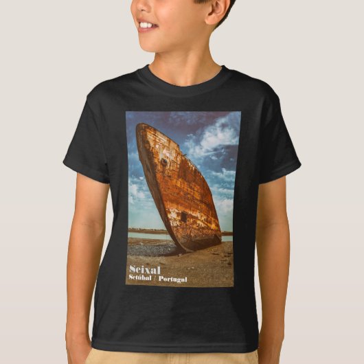 T-shirt Épave rouillée échouée ou échouée sur une plage (Devant)