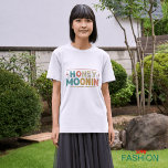 T-shirt Épouse à miel à thème des années 70 de TRIXIE<br><div class="desc">T-shirt mariée TRIXIE Retro 70's Theme Honeymoonin' Bride Ce t-shirt mariée honeymoonin' propose une police rétro 70's avec une couleur orange crémeuse. Cette chemise fait le cadeau parfait pour une future mariée à sa douche nuptiale ou à son week-end de bachelorette afin qu'elle puisse la porter sur sa lune de...</div>