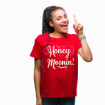 T-shirt Épouse à miel à thème des années 70 de TRIXIE<br><div class="desc">T-shirt mariée TRIXIE Retro 70's Theme Honeymoonin' Bride Ce t-shirt mariée honeymoonin' propose une police rétro 70's avec une couleur orange crémeuse. Cette chemise fait le cadeau parfait pour une future mariée à sa douche nuptiale ou à son week-end de bachelorette afin qu'elle puisse la porter sur sa lune de...</div>
