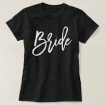 T-shirt Épouse de typographie de script tendance<br><div class="desc">Design tendance et chic de fête de mariée.</div>