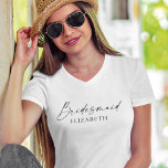 T-shirt Épouse d'encre minimaliste moderne<br><div class="desc">Mini moderne mais élégante Calligraphie Encre Script Bridesmaid Nom V-Neck T-Shirt. Noir & Blanc</div>