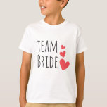 T-shirt Épouse d'équipe<br><div class="desc">Design génial avec la citation "Team Bride" et trois coeurs rouges. Idée de tenue géniale et drôle pour une fête de bachelorette ou pour la fête de mariage.</div>