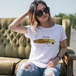 T-shirt Épouse d'équipe chic et d'or personnalisé<br><div class="desc">Voici le t-shirt parfait pour votre mariage et Bachelorette : le T-shirt Personnalisé Gold & Black Modern Handwriting Team Bride ! Ce t-shirt élégant et chic est la façon idéale de montrer le style unique de votre fête de mariage. Avec une écriture personnalisée en or et en noir, ce t-shirt...</div>