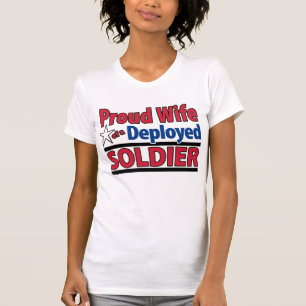 T-shirt Épouse fière d'un soldat déployé avec le nom