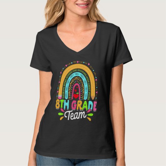 T-shirt Équipe de 8e année Leopard Rainbow Retour à l'écol (Devant)