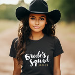 T-shirt Équipe de mariées chars de fête nuptiale personnal<br><div class="desc">Tee - shirts et chars de mariée personnalisés avec le graphique "Bride's Squad" dans un script de brosse élégant. Personnalisez-le avec votre date de mariage, hashtag mariage, noms ou autre texte personnalisé. Un cadeau parfait pour la mariée, les demoiselles d'honneur et la fête de mariage à porter pour la fête...</div>