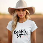 T-shirt Équipe de mariées chars de fête nuptiale personnal<br><div class="desc">Tee - shirts et chars de mariée personnalisés avec le graphique "Bride's Squad" dans un script de brosse élégant. Personnalisez-le avec votre date de mariage, hashtag mariage, noms ou autre texte personnalisé. Un cadeau parfait pour la mariée, la mariée et la fête de mariage à porter tout en se préparant...</div>