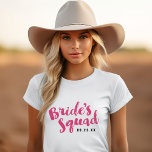 T-shirt Équipe de mariées roses chars personnalisés de la<br><div class="desc">Tee - shirts et chars de mariée personnalisés avec le graphique "Bride's Squad" dans un script de brosse élégant. Personnalisez-le avec votre date de mariage, hashtag mariage, noms ou autre texte personnalisé. Un cadeau parfait pour la mariée, les demoiselles d'honneur et la fête de mariage à porter pour la fête...</div>