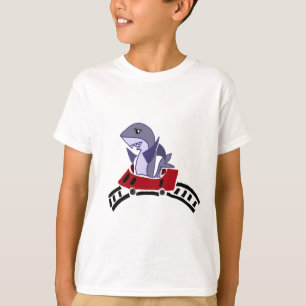 T-shirt Équitation de requin d'amusement sur des montagne