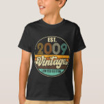 T-shirt Est Vintage 2009 13 Ans Cadeaux 13e Anniversaire<br><div class="desc">Est Vintage 2009 13 Ans Cadeaux 13e Anniversaire Garçons T-shirt Girls</div>