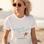 T-shirt Estarfish de plage mère mariage de la mariée<br><div class="desc">Starfish mère de la mariée mer / plage / destination t-shirt de mariage avec script de calligraphie bleu aqua et texte modifiable. Personnalisez-le avec le nom de sa mère.</div>