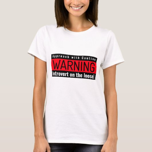 T-shirt Étiquette d'avertissement pour introvertis dans la (Devant)