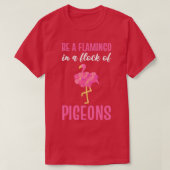 T-shirt Être Un Flamant rose Dans Un Troupeau De Pigeons F (Design devant)