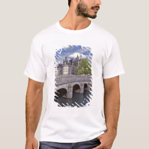 T-shirt Europe, France, Chambord. Un pont de pierre