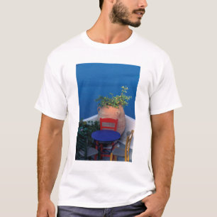 T-shirt Europe, Grèce, Santorin. Terrasse avec vue sur la