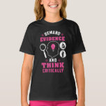 T-shirt Exiger des preuves et penser la science critique<br><div class="desc">Demander des preuves et penser la science criminalistique en disant avec un design moderne comprenant l'investigation et l'équipement scientifique</div>