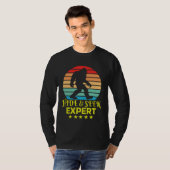 T-shirt Expert de cache-cache Bigfoot drôle (Devant entier)