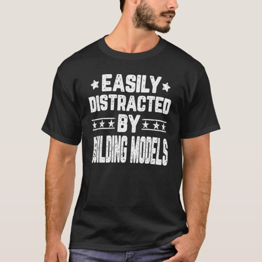 T-shirt Facilement Distrait En Construisant Des Modèles Mo (Devant)