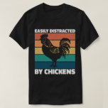 T-shirt Facilement Distrait Par Les Amateurs D'Agriculture<br><div class="desc">Grand cadeau pour les amateurs de poulet avec une citation drôle "Facilement distrait par les poulets" pour le propriétaire de poulet.</div>
