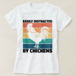 T-shirt Facilement Distrait Par Les Amateurs De Rooster Co<br><div class="desc">Grand cadeau pour les amateurs de poulet avec une citation drôle "Facilement distrait par les poulets" pour le propriétaire de poulet.</div>