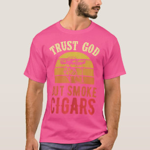 T-shirt Faire confiance à Dieu mais fumer des cigares drôl
