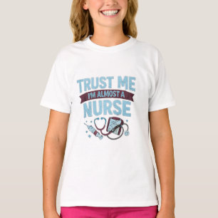 T-shirt Fais-moi confiance, je suis presque infirmière, ét