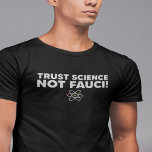 T-SHIRT FAITES CONFIANCE À LA SCIENCE ET NON À LA FAUCI !<br><div class="desc">La conception de ce t-shirt TRUST SCIENCE NOT FAUCI est constituée d'un graphique d'un atome entouré d'un texte.</div>