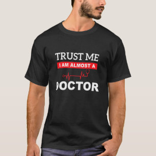 T-shirt Faites-moi confiance Je suis presque un Docteur Mé