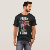 T-shirt Faith Over Fear Christian Cross American Flag Tee  (Devant entier)