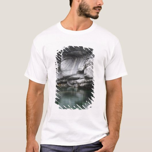 T-shirt Falaise arrondie de roche par la rivière de (Devant)