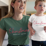T-shirt Famille Christmas | Stylish Trendy<br><div class="desc">Simple et élégant "Noël avec le ()" citation t-shirt femme dans la typographie minimaliste moderne en rouge,  blanc et vert festif. Le design peut être facilement personnalisable avec votre(s) nom(s) de famille,  année ou votre propre salutation spéciale pour des vibes de vacances super mignonnes sur mesure!</div>