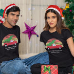 T-shirt Famille de Noël Réunion Rouge Camion Coucher de so<br><div class="desc">Un joli t-shirt de réunion de famille de Noël sur mesure avec un camion de ferme rouge transportant un sapin vert dans leur maison du sud. Personnalisez ce joli tee-shirt pour des photos de famille de grande qualité cette année. Ajoutez avec votre nom de famille et votre année pour une...</div>