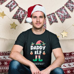 T-shirt Famille elf papa correspondant nom de la tenue de<br><div class="desc">Entrez dans l'esprit de vacances avec ce t-shirt elf Daddy amusant qui fait partie d'une collection d'elfes de famille assortie avec des cadeaux pour n'importe quel membre de la famille. Parfait pour toute réunion de famille de Noël, ce t-shirt est doté d'un casquette elfe et de jambes mignonnes, avec la...</div>
