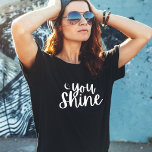 T-shirt féminin<br><div class="desc">Donnez du pouvoir à vous-même et aux autres avec cette lune et les étoiles,  t-shirt "You shine" ! Collection correspondante disponible !</div>