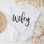 T-shirt Femme à script noir moderne blanc<br><div class="desc">T-shirt "Wifey" mignon et tendance ! Un cadeau mariage,  un cadeau de douche,  un cadeau d'anniversaire ou un cadeau de fête de bachelorette !</div>