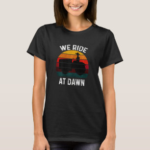 T-shirt Femme Nous Marchons À L'Aube Pelouse Mower Pelouse