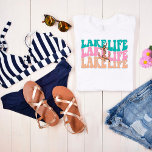 T-shirt femme Retro Lake Life<br><div class="desc">Un design moderne pour les femmes qui aiment la vie du lac,  ou la mariée à être,  pour des fêtes de bacherlorette ou des destinations. La vie du lac est répétée 3 fois dans des couleurs différentes et a une ancre avec un coeur et une corde.</div>