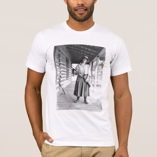 T-shirt Femme tenant un fusil sur un porche (Devant)
