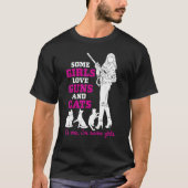 T-shirt Femmes Certaines Filles Aiment Les Armes À Feu Et  (Devant)