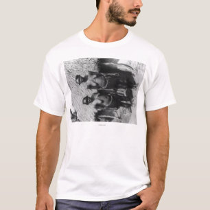 T-shirt Femmes de Nubian se tenant devant la photographie