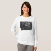 T-shirt Femmes examinant la photographie de cible de tir à (Devant entier)