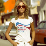 T-shirt Femmes Nasty Votez Le Drapeau Américain Féministe<br><div class="desc">Ce t-shirt féminin féministe indique aux politiciens que Nasty Women votent et que nous serons là en bleu pour les élections de mi-mandat de 2022. Soutenez les droits des femmes et l'égalité avec un parti démocrate.</div>